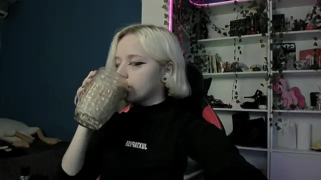 Snapshot of Holy_Mistress_S chatting on 11.18.25 Holy Mistress S online show from 11.18.25