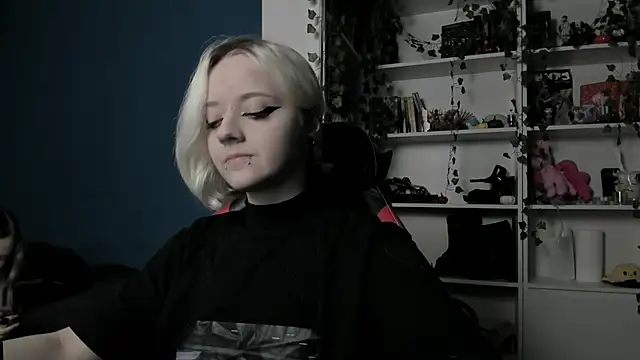 Snapshot of Holy_Mistress_S chatting on 11.21.25 Holy Mistress S online show from 11.21.25