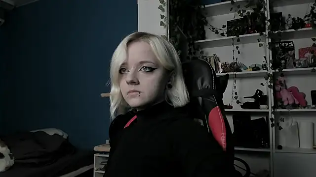 Snapshot of Holy_Mistress_S chatting on 11.23.25 Holy Mistress S online show from 11.23.25