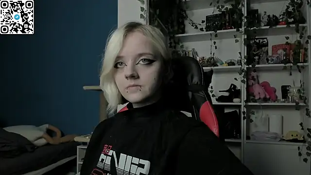 Snapshot of Holy_Mistress_S chatting on 11.26.25 Holy Mistress S online show from 11.26.25