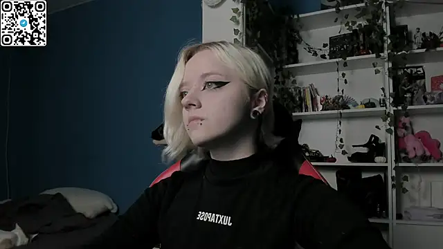 Snapshot of Holy_Mistress_S chatting on 11.28.25 Holy Mistress S online show from 11.28.25