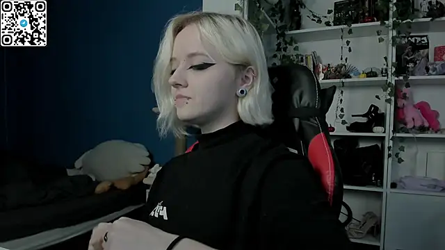 Snapshot of Holy_Mistress_S chatting on 11.30.25 Holy Mistress S online show from 11.30.25