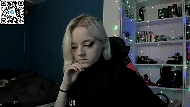 Snapshot of Holy_Mistress_S chatting on 12.14.25 Holy Mistress S online show from 12.14.25