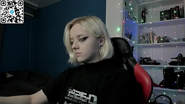 Snapshot of Holy_Mistress_S chatting on 12.16.25 Holy Mistress S online show from 12.16.25