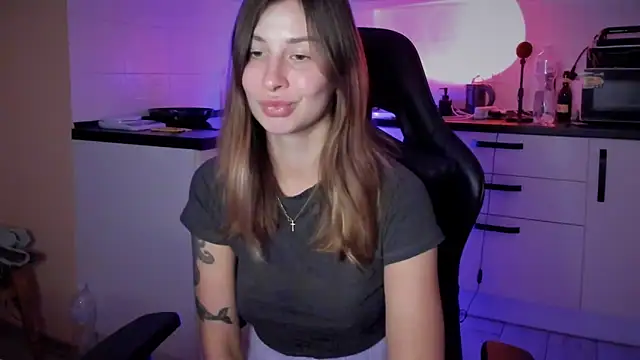 Snapshot of Kira-meow chatting on 11.13.25 Kira-meow online show from 11.13.25