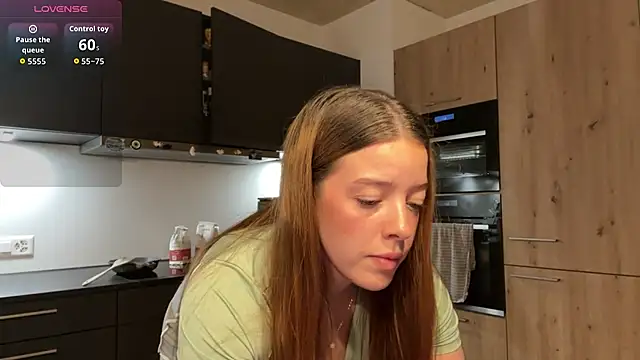 Snapshot of allisonwhite222 chatting on 11.04.25 allisonwhite222 online show from 11.04.25