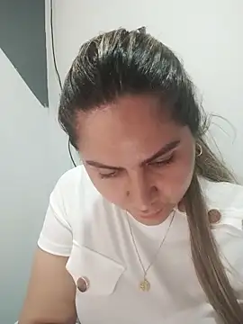 Snapshot of isabelamora chatting on 11.11.25 isabelamora online show from 11.11.25