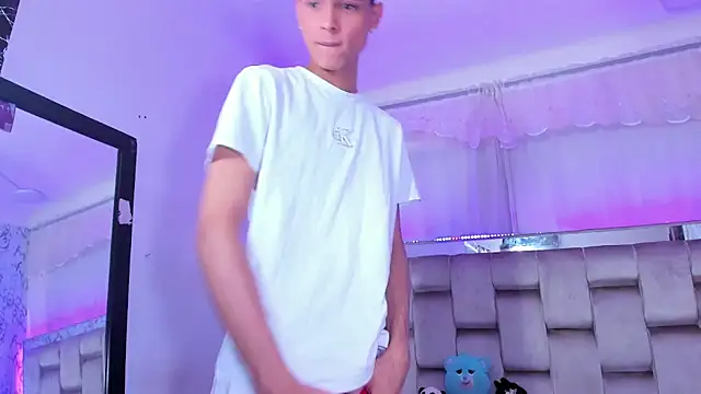 Snapshot of boyswantingplay chatting on 11.25.25 boyswantingplay online show from 11.25.25