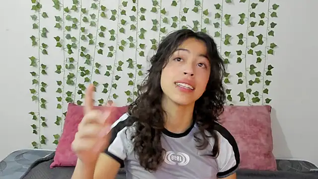 Snapshot of emily_jonessxx chatting on 12.22.25 emily jonessxx online show from 12.22.25