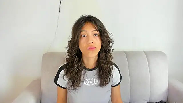 Snapshot of emily_jonessxx chatting on 01.11.26 emily jonessxx online show from 01.11.26