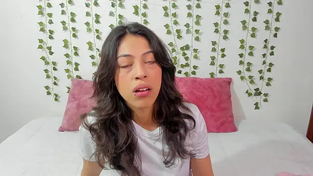 Snapshot of emily_jonessxx chatting on 02.10.26 emily jonessxx online show from 02.10.26