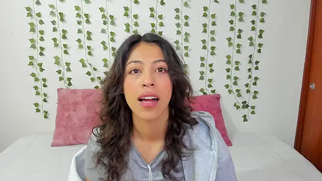 Snapshot of emily_jonessxx chatting on 02.11.26 emily jonessxx online show from 02.11.26