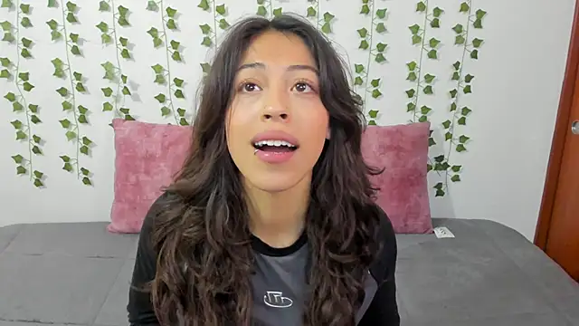 Snapshot of emily_jonessxx chatting on 02.28.26 emily jonessxx online show from 02.28.26