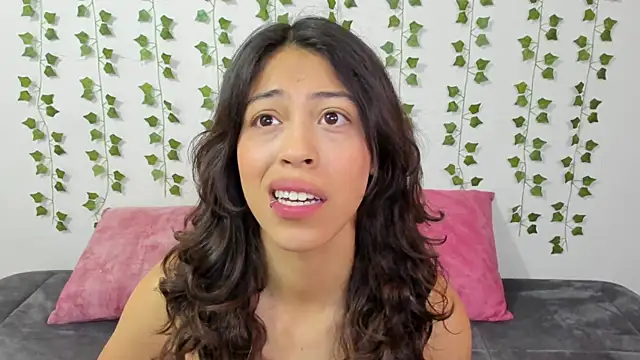 Snapshot of emily_jonessxx chatting on 03.08.26 emily jonessxx online show from 03.08.26