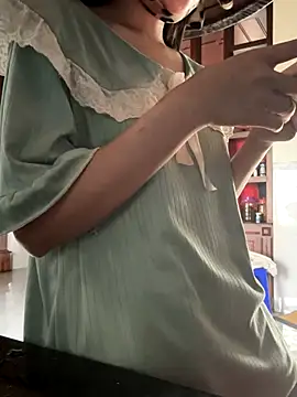 Snapshot of Emily-y chatting on 12.19.25 Emily-y online show from 12.19.25