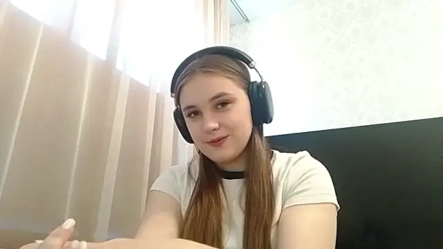 Snapshot of MilaRiviera chatting on 10.24.25 MilaRiviera online show from 10.24.25