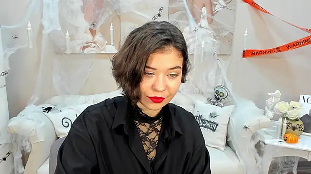 Snapshot of CamillaRush chatting on 10.28.25 CamillaRush online show from 10.28.25