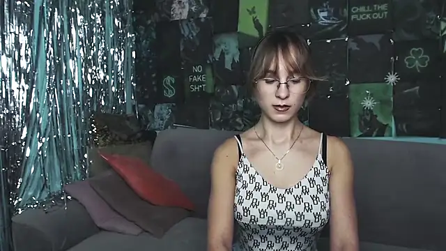 AlishaKellyi online show from 11.13.25