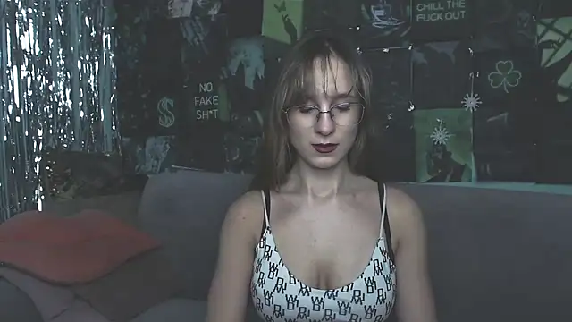 AlishaKellyi online show from 11.16.25