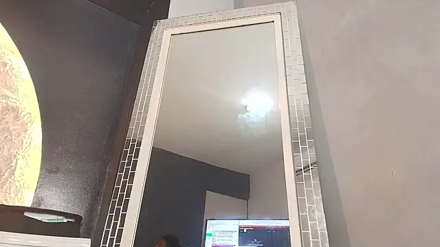 Snapshot of NaomiQueents chatting on 11.20.25 NaomiQueents online show from 11.20.25