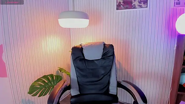 Snapshot of lexirouge__ chatting on 12.20.25 lexirouge online show from 12.20.25