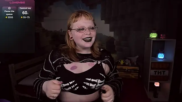 Snapshot of LottieReed chatting on 10.24.25 LottieReed online show from 10.24.25