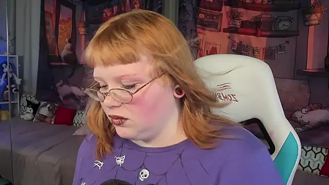 Snapshot of LottieReed chatting on 11.11.25 LottieReed online show from 11.11.25