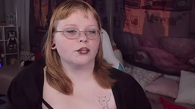 Snapshot of LottieReed chatting on 11.20.25 LottieReed online show from 11.20.25