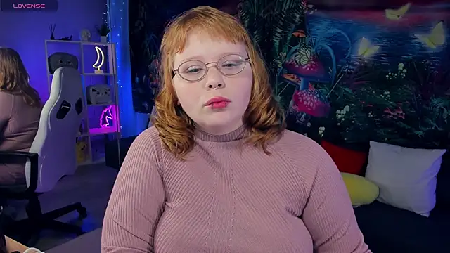 Snapshot of LottieReed chatting on 11.28.25 LottieReed online show from 11.28.25