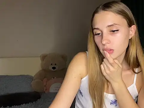 little-girl05 online show from 10.28.25