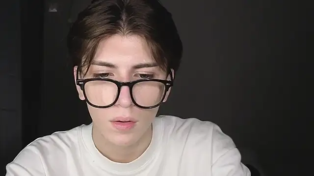 Snapshot of Oliver_star_boy_ chatting on 10.26.25 Oliver star boy online show from 10.26.25