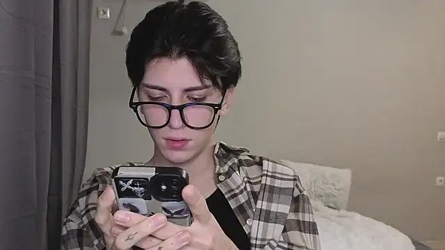 Snapshot of Oliver_star_boy_ chatting on 10.27.25 Oliver star boy online show from 10.27.25