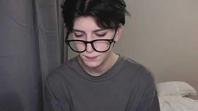 Snapshot of Oliver_star_boy_ chatting on 10.28.25 Oliver star boy online show from 10.28.25