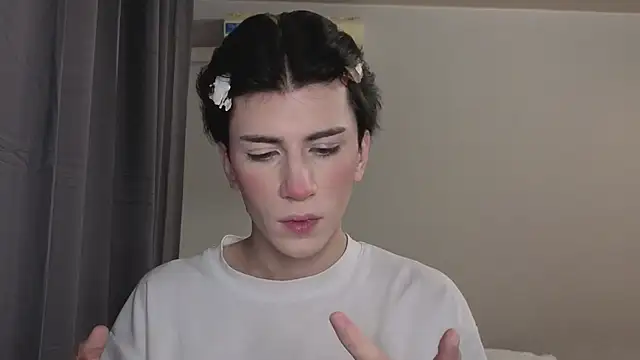 Snapshot of Oliver_star_boy_ chatting on 10.31.25 Oliver star boy online show from 10.31.25