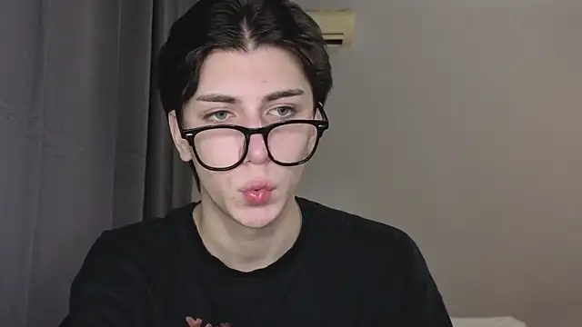 Snapshot of Oliver_star_boy_ chatting on 11.04.25 Oliver star boy online show from 11.04.25