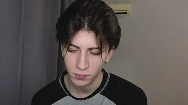 Snapshot of Oliver_star_boy_ chatting on 11.05.25 Oliver star boy online show from 11.05.25