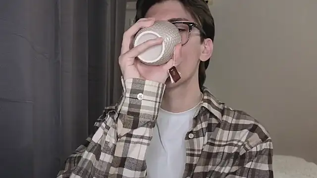 Snapshot of Oliver_star_boy_ chatting on 11.08.25 Oliver star boy online show from 11.08.25