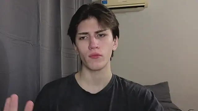 Snapshot of Oliver_star_boy_ chatting on 11.10.25 Oliver star boy online show from 11.10.25