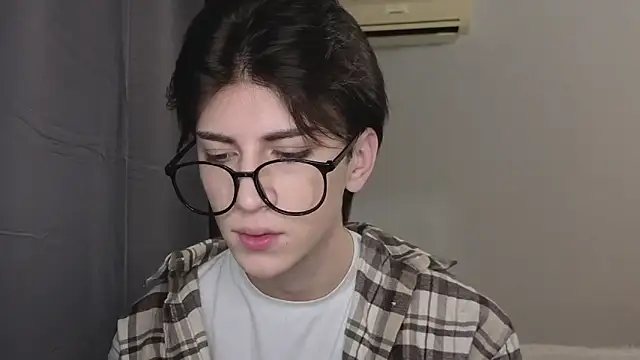 Snapshot of Oliver_star_boy_ chatting on 11.12.25 Oliver star boy online show from 11.12.25