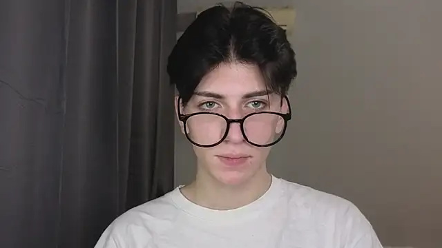 Snapshot of Oliver_star_boy_ chatting on 11.15.25 Oliver star boy online show from 11.15.25