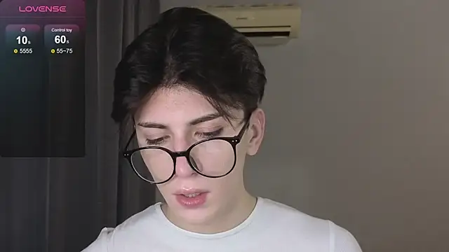 Snapshot of Oliver_star_boy_ chatting on 11.26.25 Oliver star boy online show from 11.26.25