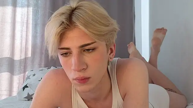 Snapshot of Oliver_star_boy_ chatting on 05.26.26 Oliver star boy online show from 05.26.26