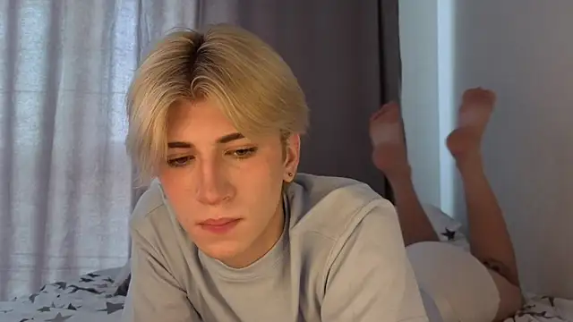 Snapshot of Oliver_star_boy_ chatting on 06.12.26 Oliver star boy online show from 06.12.26