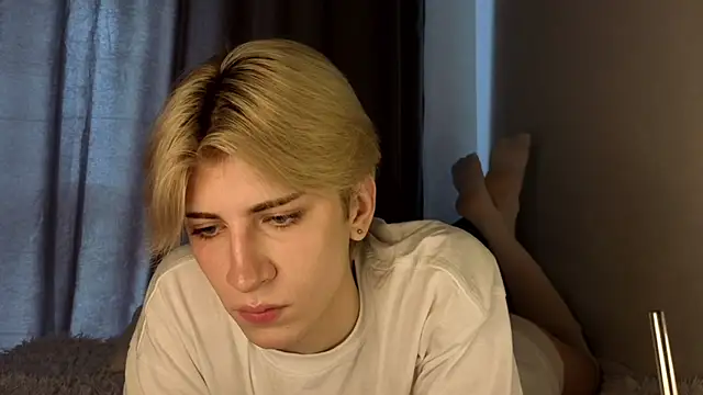 Snapshot of Oliver_star_boy_ chatting on 06.14.26 Oliver star boy online show from 06.14.26