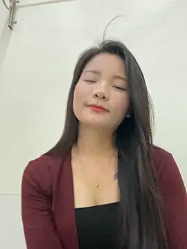 Bee Yellow00 online show from 10.25.25