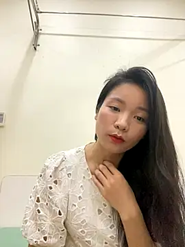 Bee Yellow00 online show from 11.10.25