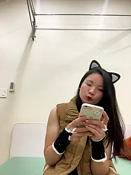 Bee Yellow00 online show from 11.28.25