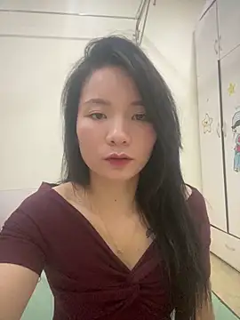 Bee Yellow00 online show from 04.29.26