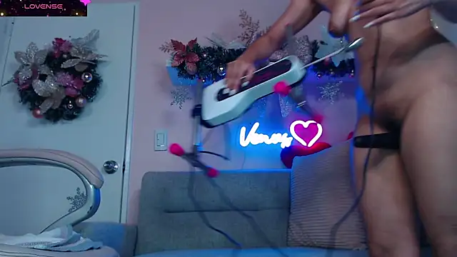 Snapshot of VenusIsLove_ chatting on 12.12.24 VenusIsLove online show from 12.12.24