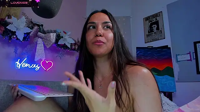 Snapshot of VenusIsLove_ chatting on 12.30.24 VenusIsLove online show from 12.30.24